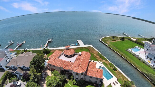 13 Seatuck Ln in West Hampton Dunes, NY - Building Photo - Building Photo