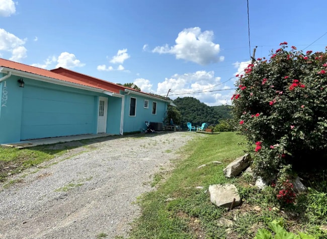 1692 Falling Water Rd in Sparta, TN - Building Photo - Building Photo