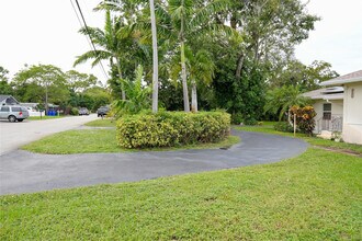 821 SW 13th Ct in Pompano Beach, FL - Building Photo - Building Photo