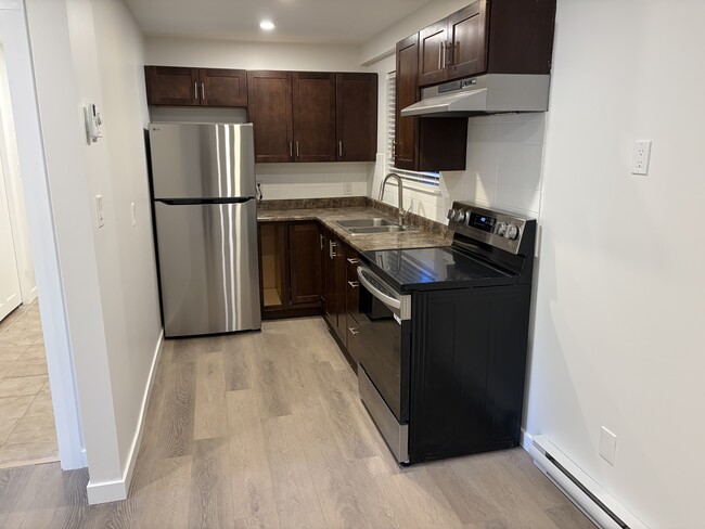 957 Haslam Av in Victoria, BC - Building Photo - Building Photo