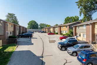 Lincoln Square Apartments in Hartville, OH - Building Photo - Building Photo