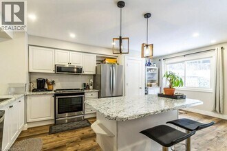 26 Moss Blvd in Hamilton, ON - Building Photo - Building Photo