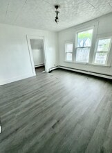 225 Willow St, Unit 3 in Waterbury, CT - Foto de edificio - Building Photo
