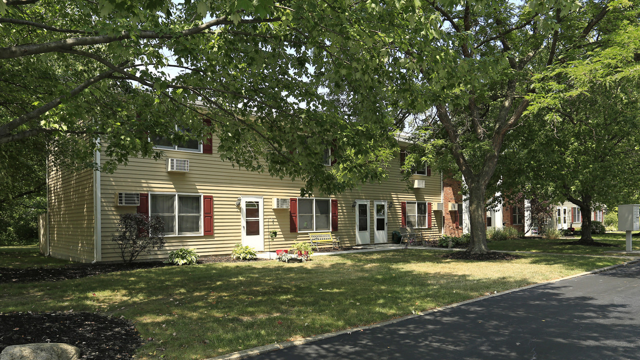 52 Kensington Townhomes in Painesville, OH - Building Photo