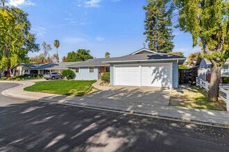 2825 Westchester Ln in Modesto, CA - Building Photo - Building Photo