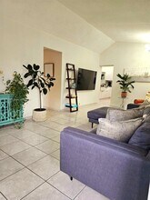 220 SW 68th Ave in Miami, FL - Foto de edificio - Building Photo