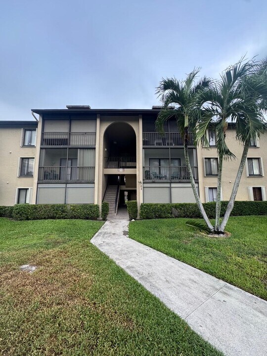 703 Sunny Pine Way in Greenacres, FL - Building Photo
