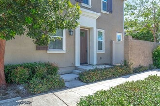 399 N Avelina Way in Anaheim, CA - Building Photo - Building Photo