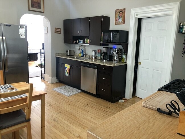 2460 S Delaware Ave in Milwaukee, WI - Building Photo - Building Photo