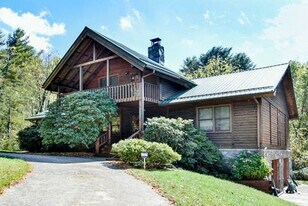389 Chunns Cove Rd in Asheville, NC - Building Photo