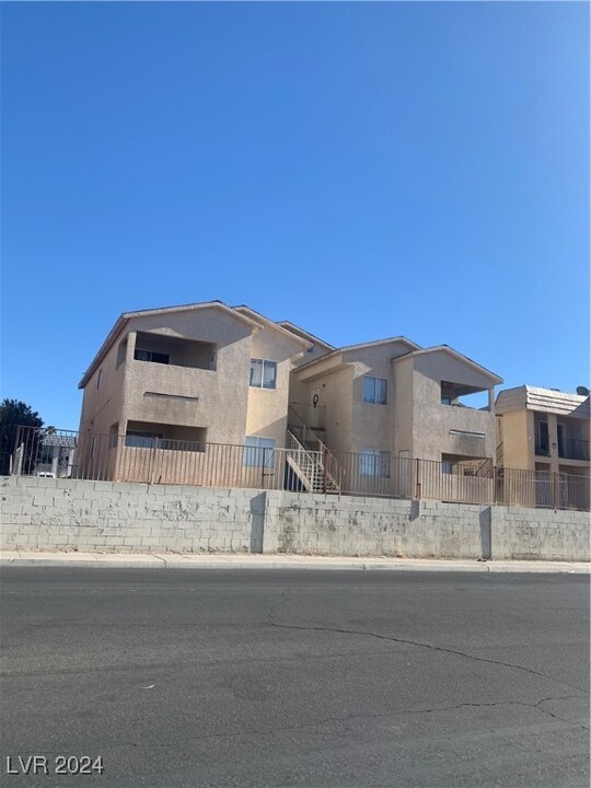 2111 Exeter Dr in Las Vegas, NV - Building Photo