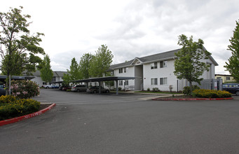 Saddle Club Apartments in Salem, OR - Foto de edificio - Building Photo