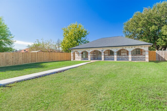 2122 Maple Cir in Rosenberg, TX - Building Photo - Building Photo