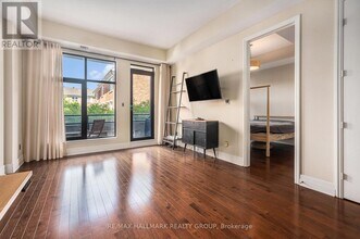 327 Breezehill Ave S in Ottawa, ON - Building Photo - Building Photo