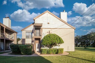 8257 Sands Point Dr in Houston, TX - Building Photo