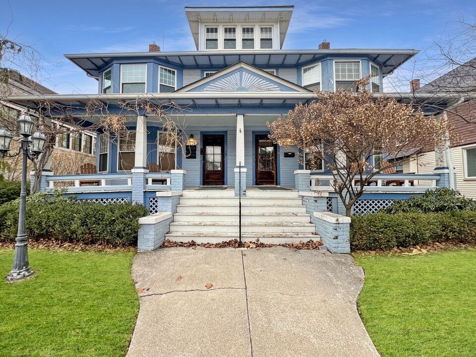 1029 Lakepointe St in Grosse Pointe Park, MI - Building Photo