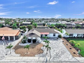 6511 Santiago Ct in Apollo Beach, FL - Building Photo