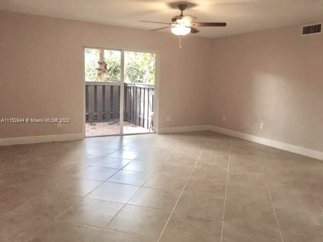 10738 N Kendall Dr, Unit K17 in Miami, FL - Building Photo - Building Photo