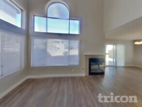 5646 Roundrock Dr in Las Vegas, NV - Foto de edificio - Building Photo