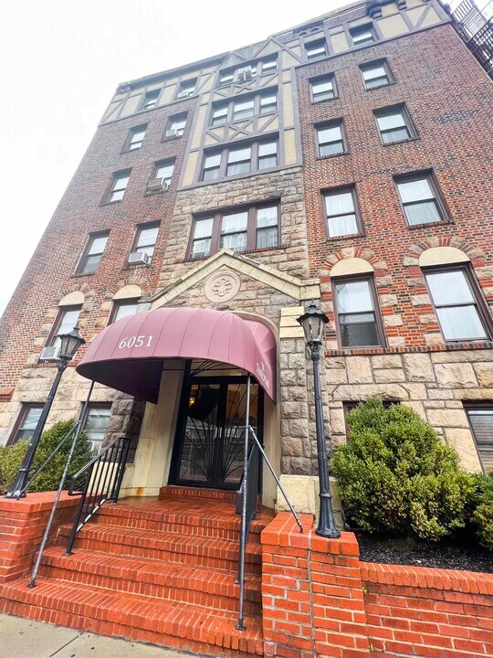 6051 Boulevard E in West New York, NJ - Building Photo