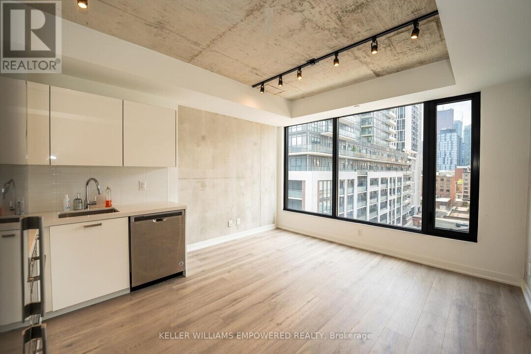 55-755 Ontario St in Toronto, ON - Building Photo