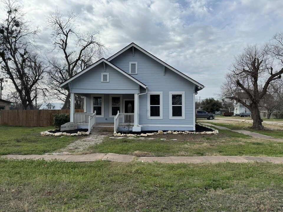 543 W Clark St in Bartlett, TX - Building Photo