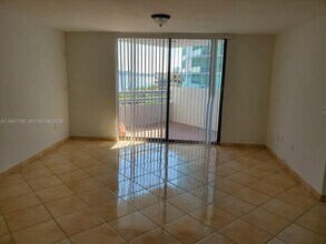 555 NE 30th St in Miami, FL - Building Photo - Building Photo