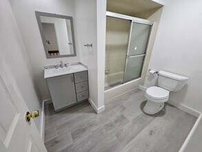 806 Spinnaker Ct in Secaucus, NJ - Building Photo - Building Photo