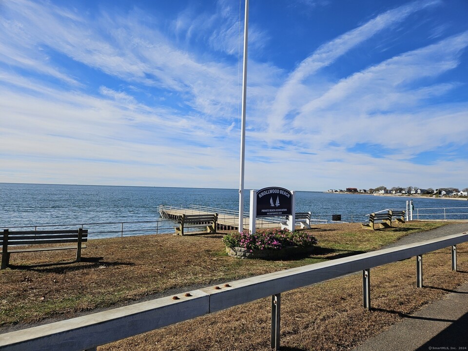 422 Maple Ave in Old Saybrook, CT - Building Photo