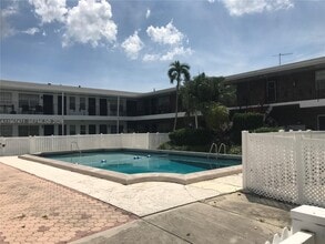 1100 Atlantic Shores Blvd in Hallandale Beach, FL - Building Photo - Building Photo