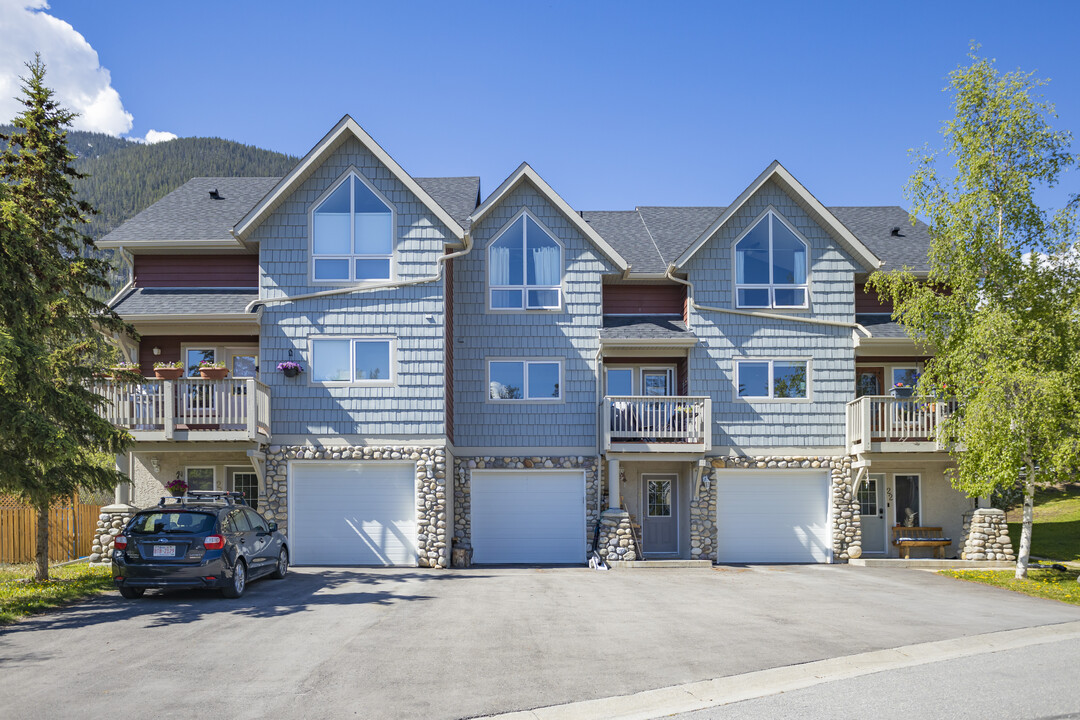 19 Sulphur Crt in Banff, AB - Building Photo