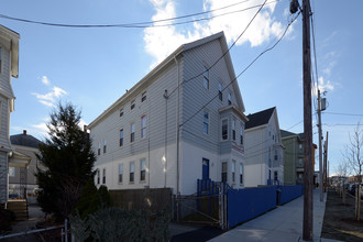 554-564 Plymouth Ave in Fall River, MA - Building Photo - Building Photo