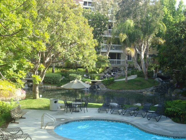 20331 Bluffside Cir, Unit 107 in Huntington Beach, CA - Foto de edificio - Building Photo