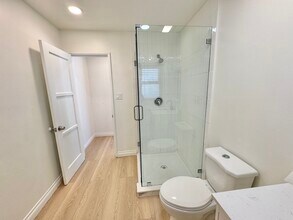 11720 Utah Ave, Unit B in South Gate, CA - Foto de edificio - Building Photo