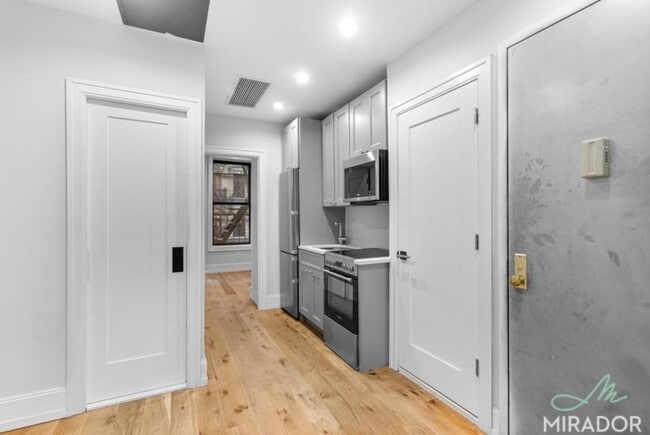 221 E 10th St in New York, NY - Building Photo - Building Photo