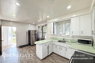 2 Sherwood Ave in Toronto, ON - Building Photo - Building Photo