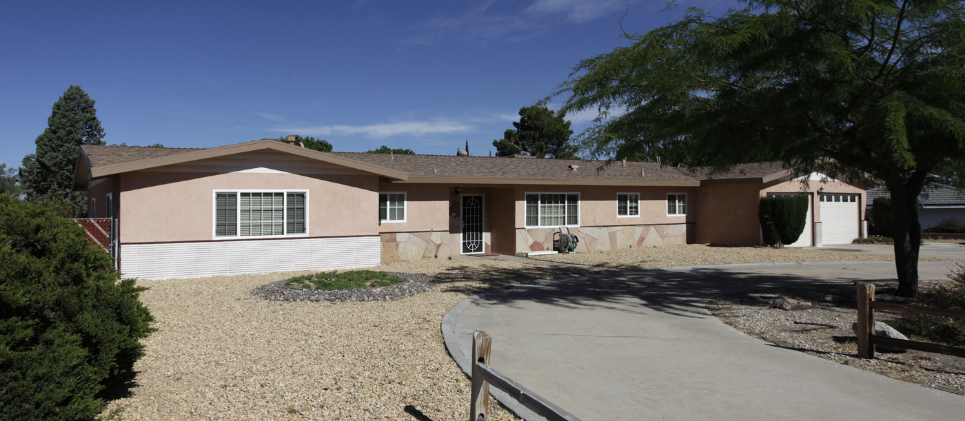 16451 Desert Knoll Dr in Victorville, CA - Building Photo