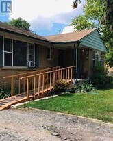 320 Ashbury Rd in Oakville, ON - Building Photo