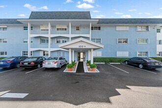 100 Shore Ct, Unit 105 in North Palm Beach, FL - Building Photo - Building Photo