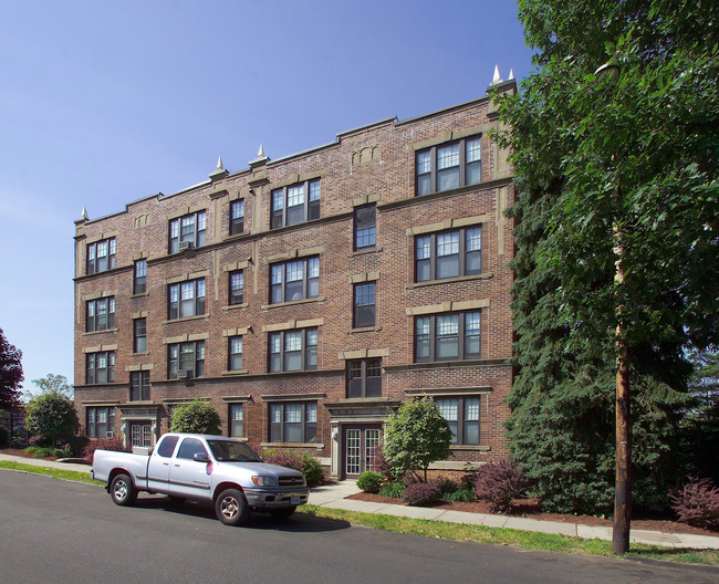 Quadrangle Court in Springfield, MA - Building Photo - Building Photo