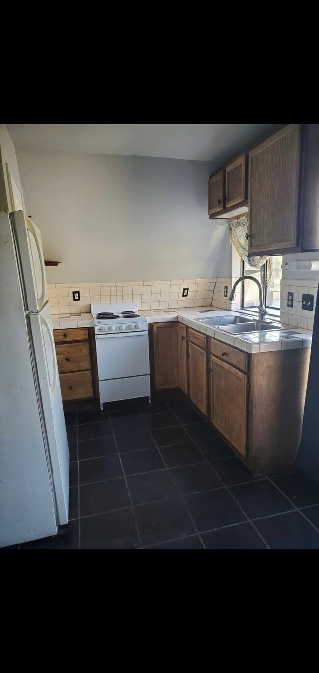 2135 Rainbow Valley Blvd, Unit C1 in Fallbrook, CA - Foto de edificio - Building Photo