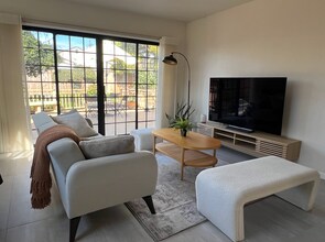 1371 Via Manzanas in San Lorenzo, CA - Foto de edificio - Building Photo