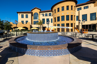 Middle Plaza Apartments in Menlo Park, CA - Building Photo - Building Photo