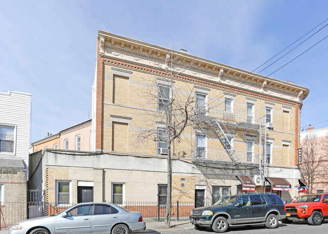 19-30 Cornelia St in Ridgewood, NY - Foto de edificio - Building Photo