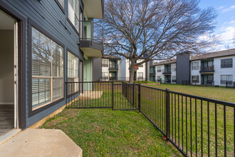 Ronan Apartment Homes in Grand Prairie, TX - Foto de edificio - Building Photo