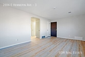 2606 E Hennepin Ave in Minneapolis, MN - Building Photo - Building Photo