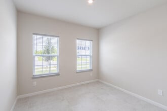 4389 Lago Cir in Winter Beach, FL - Building Photo - Building Photo