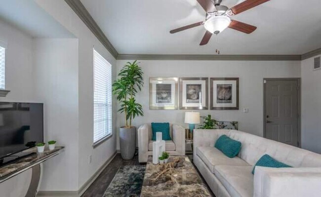 10502 Fountain Lake Dr in Stafford, TX - Building Photo - Building Photo