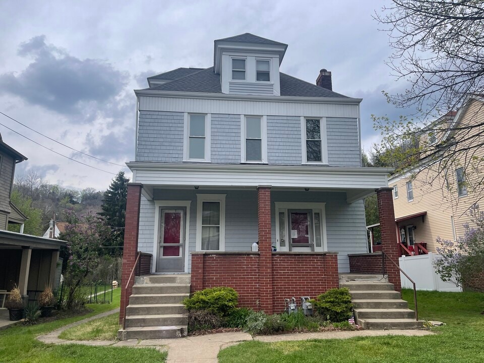 16 Edgwood St, Unit Second Floor in Wheeling, WV - Foto de edificio