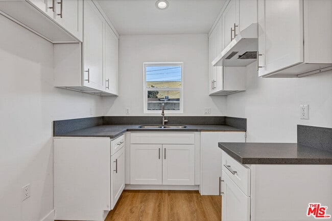 222 E Vernon Ave in Los Angeles, CA - Building Photo - Building Photo